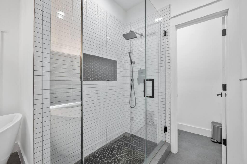 Designer Home: King Beds, Luxe Bath+Free Parking! Atlanta Ngoại thất bức ảnh