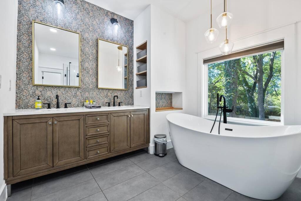 Designer Home: King Beds, Luxe Bath+Free Parking! Atlanta Ngoại thất bức ảnh